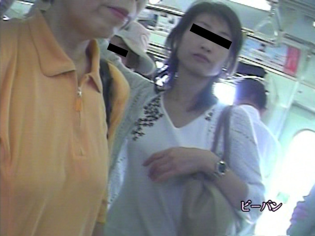 【盗撮】靴カメで通勤中のお姉さんのパンチラ＆美脚が絶景ｗｗｗ