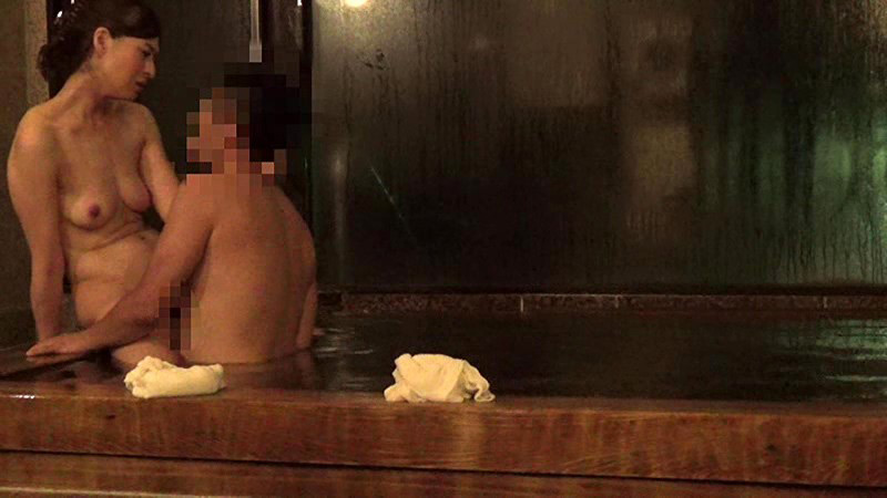 混浴風呂で熟女がHしてるところを盗撮！