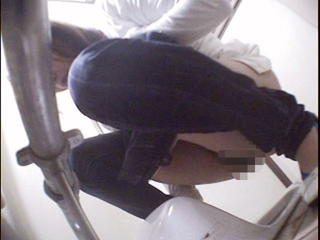 女子トイレに女友達を使ってピンホールカメラを設置！！人には見せられない排泄シーン【盗撮】